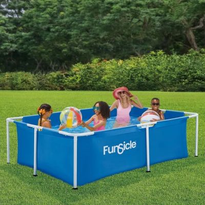 un groupe d'enfants jouant dans une piscine rectangulaire