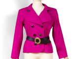 veste rose posée sur un socle de mannequin, avec une ceinture