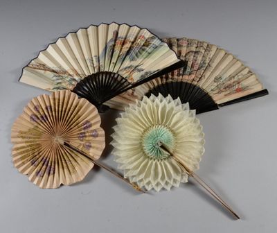 trois ventilateurs posés sur une table