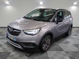 L'Opel grise est garée sur un sol en carrelage à damier.
