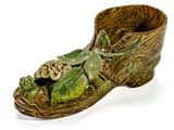 un sabot en bois d'où pousse une plante