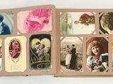 un livre ouvert avec des images de personnes et d'animaux
