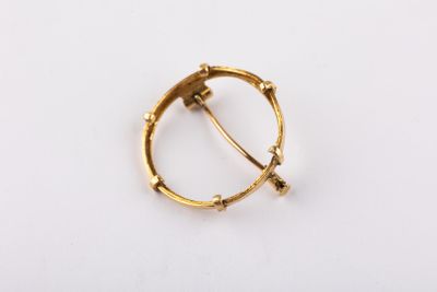 gros plan d'une bague en or sur une surface blanche