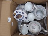 une boîte remplie de tasses à thé et de soucoupes