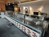un comptoir avec une vitrine au milieu de la pièce