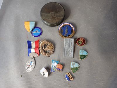 beaucoup d'épingles et une pièce de monnaie posées sur une table