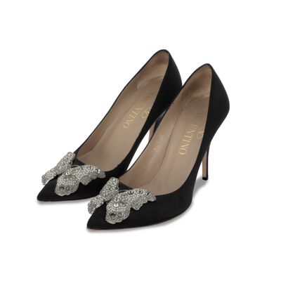 une paire de chaussures noires à talons hauts ornées d'un nœud sur la pointe