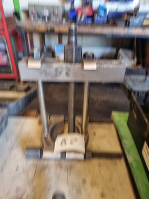 une photo floue d'une machine dans un atelier