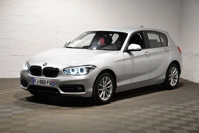 une photo d'une BMW blanche garée dans un garage