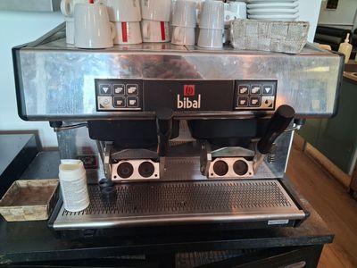 une machine à café posée sur une table