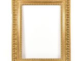 un cadre doré ancien orné d'un motif décoratif sur fond blanc