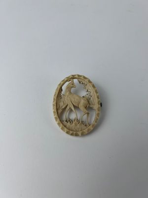 l'image d'un animal sculpté, représenté dans un cercle sur une surface blanche