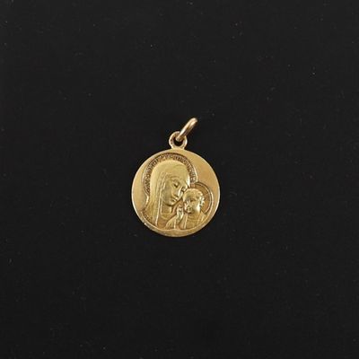 une médaille plaquée or représentant la Vierge à l'Enfant