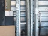 un homme debout dans un garage avec un skateboard