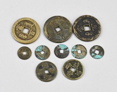 plusieurs types de pièces de monnaie sont présentés sur une surface blanche