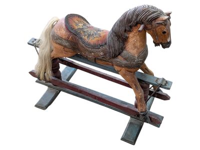 un cheval à bascule en bois posé sur une table