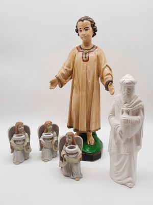 figurines représentant une femme accompagnée d'anges, ainsi que des anges, sur fond blanc