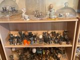 une étagère en bois sur laquelle sont posés de nombreux bocaux en verre