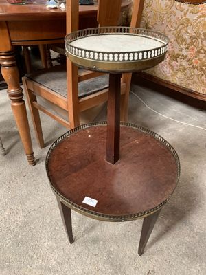 Table d'appoint à deux plateaux, les pieds en gaine