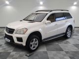 une photo d'un SUV Mercedes blanc garé sur un sol à damier