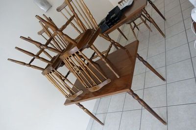 plusieurs chaises et une table dans une pièce