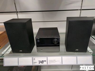 trois enceintes posées sur une étagère dans un magasin