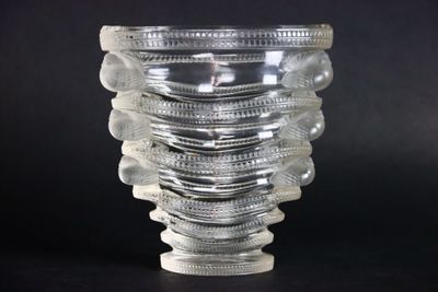 un vase en verre transparent orné d'un motif en spirale