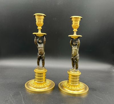 paire de bougeoirs anciens en laiton ornés de chérubins
