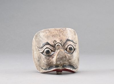 une image représentant un masque en céramique sur un fond blanc