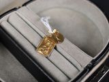 une médaille d'or dans un écrin posé sur une surface noire
