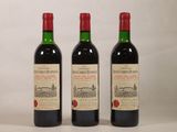trois bouteilles de vin rouge posées côte à côte sur une table