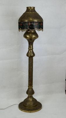 l'image d'une lampe posée sur une table