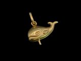un pendentif en forme de baleine dorée sur fond noir