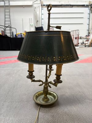 une lampe posée par terre dans la pièce
