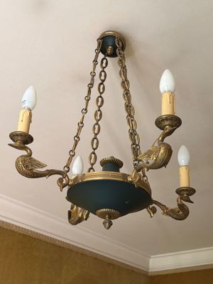 un lustre suspendu au plafond d'une pièce