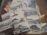 une pile de vieilles cartes postales sur une table