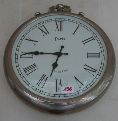 une horloge à chiffres romains accrochée au mur