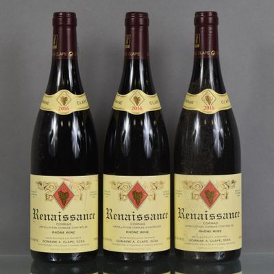 trois bouteilles de vin sont alignées sur une table