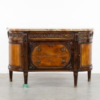 Une commode « demi-lune » avec un plateau en marbre, de styl… (photo 2)