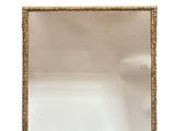 une image d'un miroir avec un cadre doré sur un fond blanc