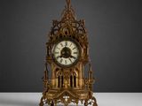 une horloge posée sur une table dans la pièce