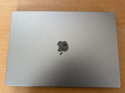 un ordinateur portable MacBook Pro d'Apple posé sur une table en bois