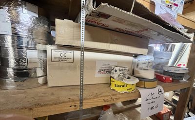 de nombreux objets sur les étagères de la pièce