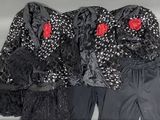 trois vêtements posés sur une table