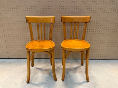 BAUMANN Paire de chaises bistrot en bois courbé.