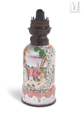 une image représentant un vase orné d'une peinture, posé sur une table