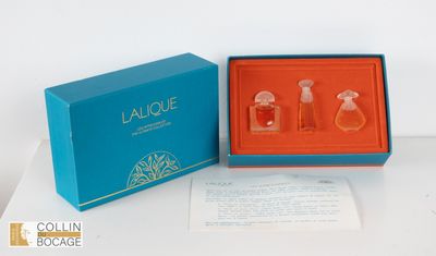 une image représentant une boîte bleue contenant trois flacons de parfum