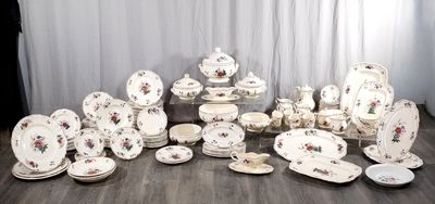 de nombreux types d'assiettes et de bols en porcelaine éparpillés par terre