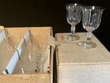 deux verres à vin vides dans une boîte posée sur une table