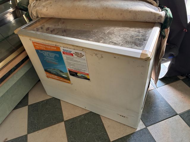 Conservateur à glace abattant vitré. Frais en sus 14.28%. TVA Réc...